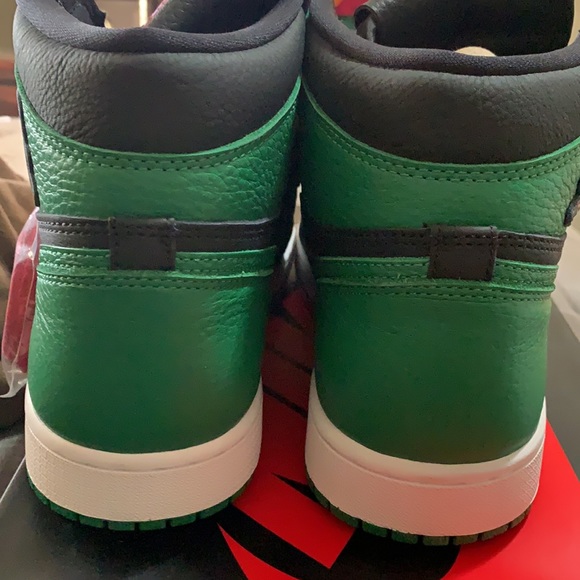 Air Jordan 1 Retro High - Picture 4 of 11